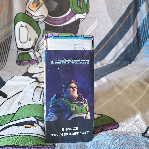 NWT Buzz Lightyear 3 pc twin set with Bonus Throw - Picture 4 of 9